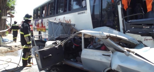 El impacto entre dos vehículos particulares y un bus interprovincial ocurrió cerca de...