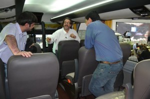 Equipo Viajerobuses y Basilio Perez (Scania Chile) - Imagen:Viajerobuses